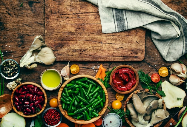 Zestaw świeżych składników na drewnianej desce