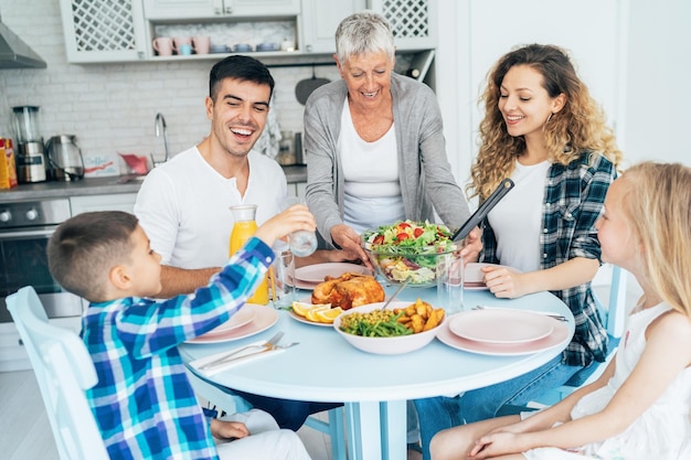 Uśmiechnięta rodzina przy stole